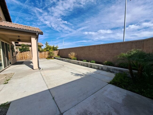 Building Photo - Beautiful 4 Bedroom Home In Clovis!
