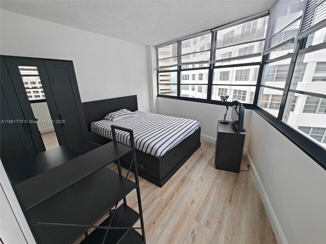 Building Photo - 905 Brickell Bay Dr