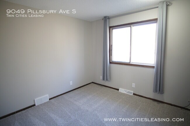 Building Photo - 3 Bedrooms Top Level w/ Full Bath - 2 Car ...