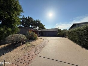 Building Photo - 2114 S La Rosa Dr