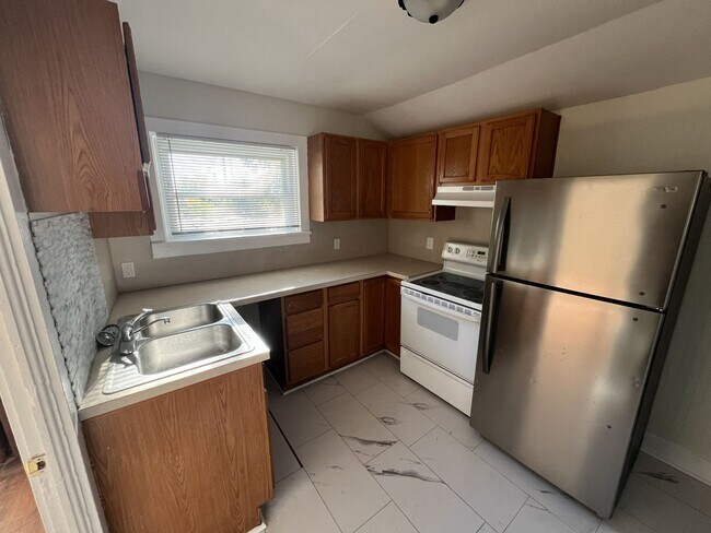 Building Photo - 526 E Eighth Street