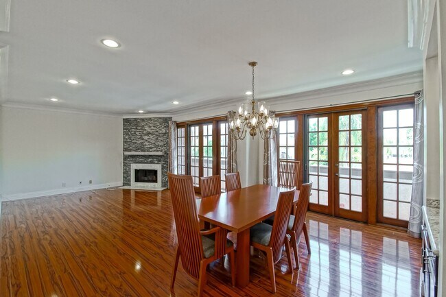 Building Photo - NICELY REMODELED, 2BR2.5BA, 1700 SQ FT CON...