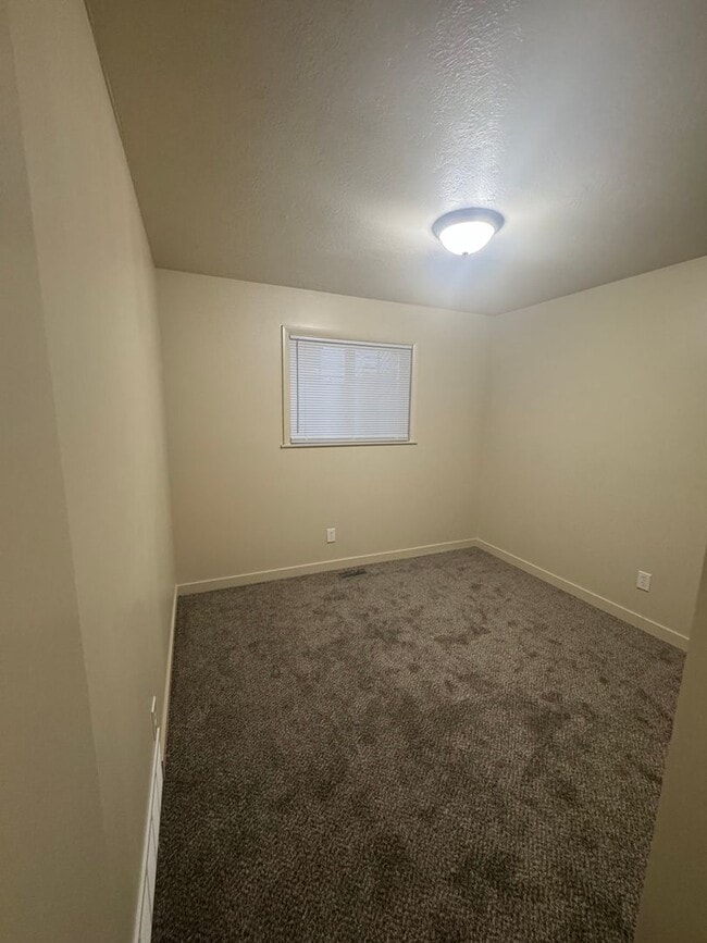 Building Photo - 3 bedroom, 2 bath Single Family Home, Vernal