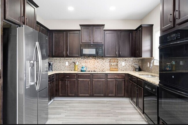 Building Photo - Spacious 5BR House in Clarksville