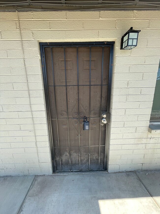 Building Photo - COMING SOON! 2 Bedroom, 1 Bath Apartment i...