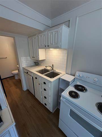 Building Photo - 900 N Austin St