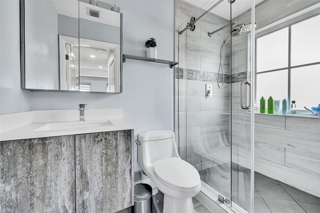 Building Photo - 150 Jacaranda Country Club Dr