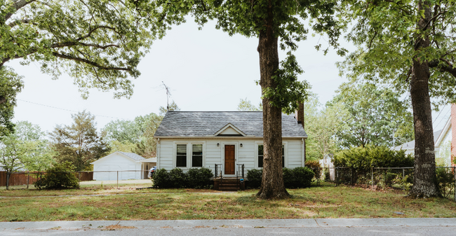 Building Photo - 2106 Englewood St