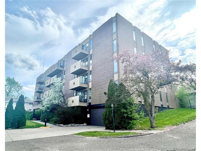 Building Photo - 633 Robert St