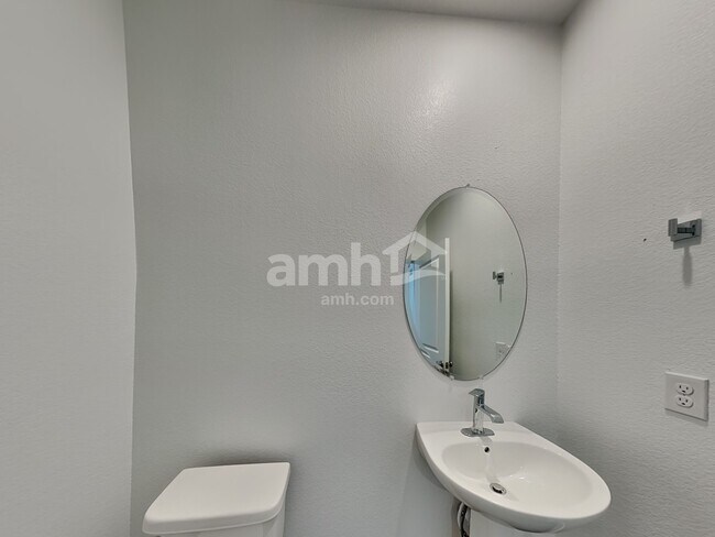 Building Photo - 8815 N 171st Dr