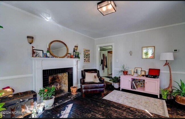 Building Photo - 323 Pine Grove Dr