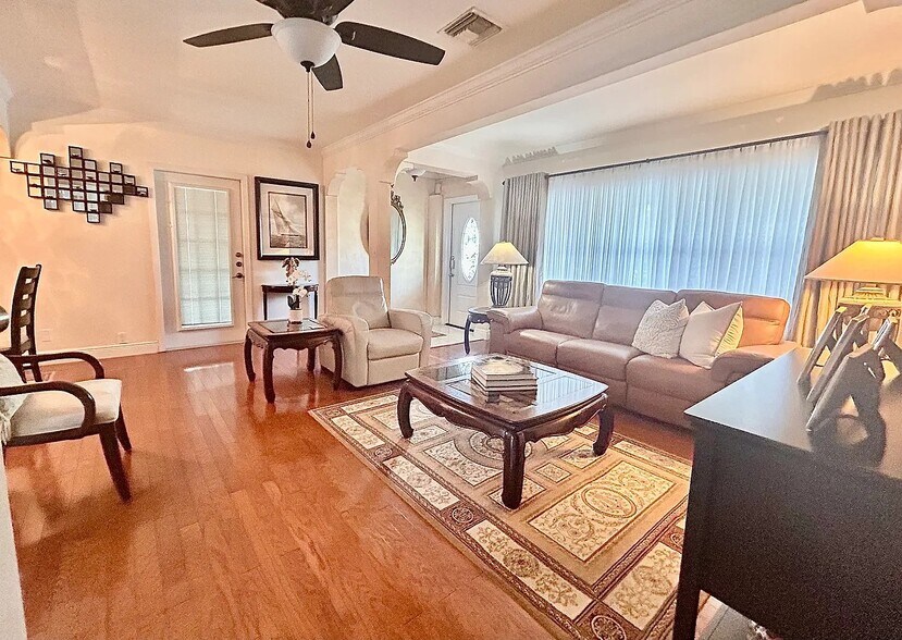 Building Photo - 800 NE 6th St