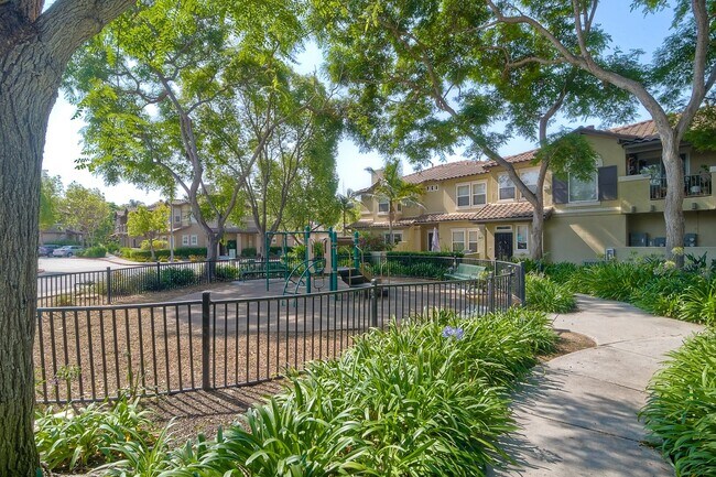 Building Photo - Immaculate Town Home in the Valencia Commu...