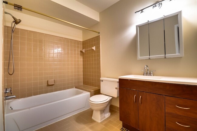 Building Photo - Rochester Hills 3 Bedroom Detached Condo