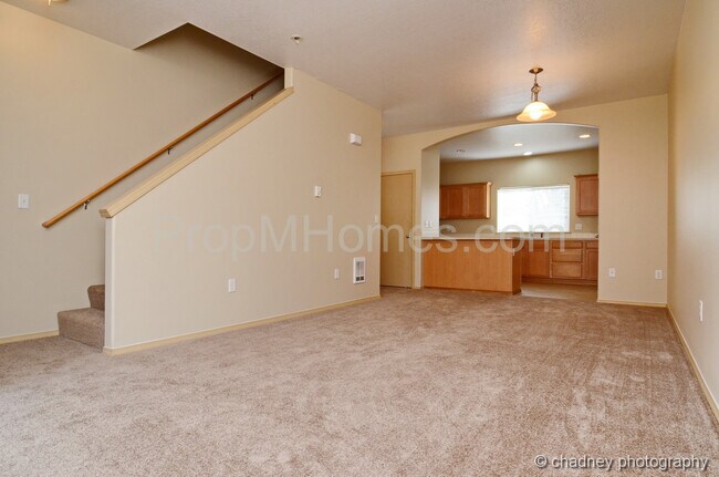 Building Photo - Spacious SE Portland 3 Bedroom Townhouse In Powellhurst-Gilbert Neighborhood