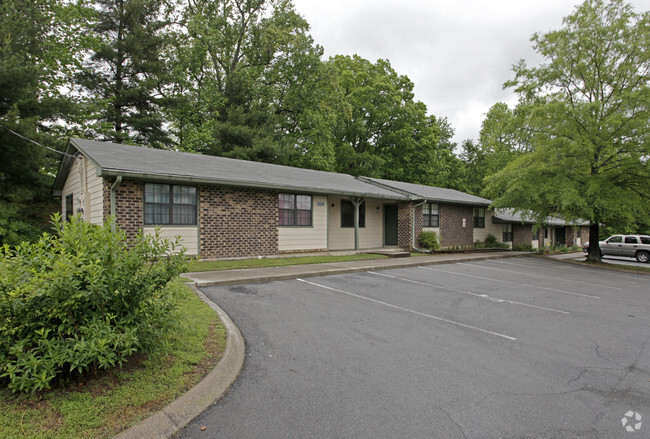 Building Photo - Forest Oaks Apartments