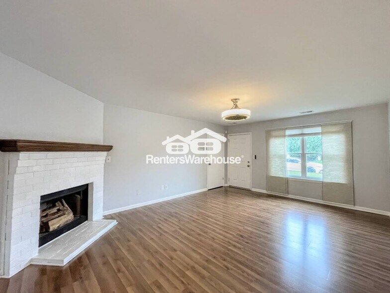 Building Photo - 1760 Pathfinder Dr