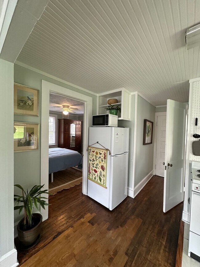 Building Photo - One Bedroom Garage Apartment in 5 Points!!