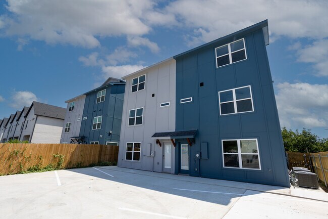 Building Photo - 3144 Wayside Ave