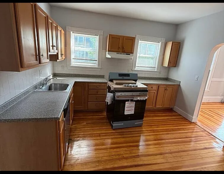 Building Photo - 68 Willow Ave