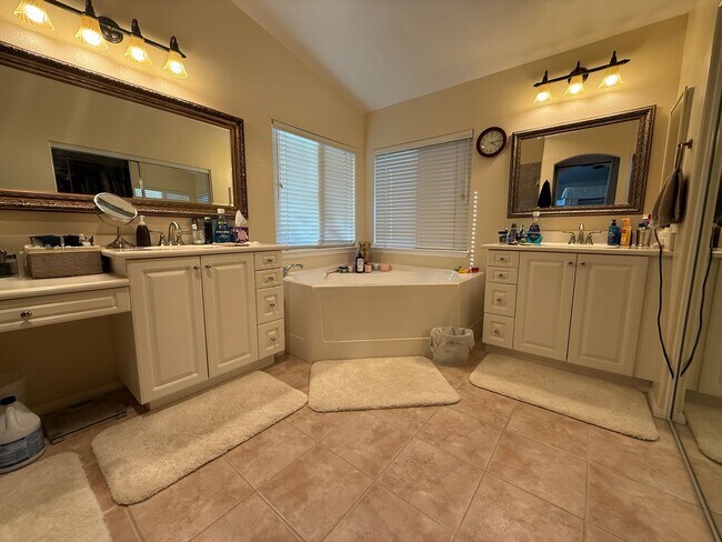Building Photo - 4 Bedroom Home for Rent in Valencia Northp...