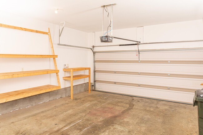 Building Photo - 749 Whispering Brook Trce