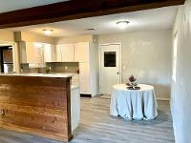 Building Photo - 3 Bedroom Southwest OKC