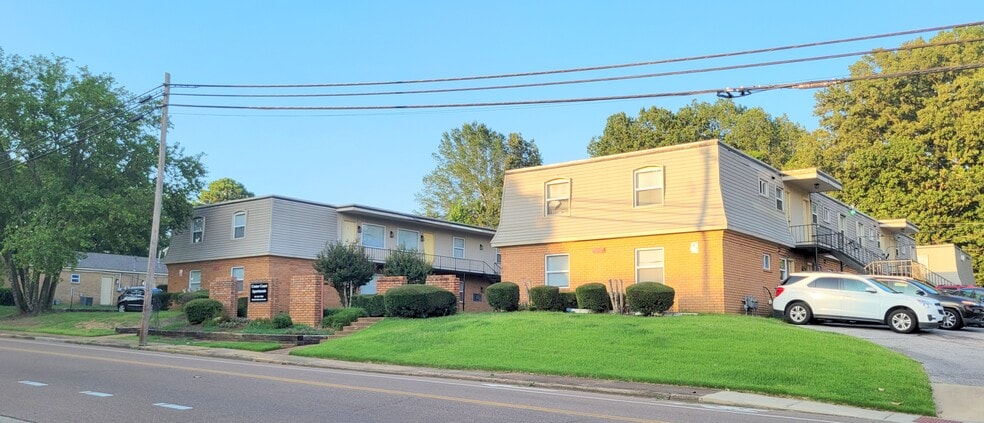 Primary Photo - Center Court Apartments
