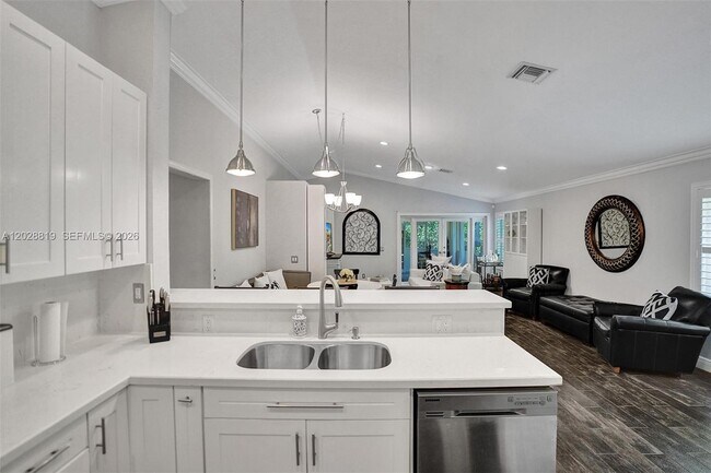 Building Photo - 1479 Sunset Way