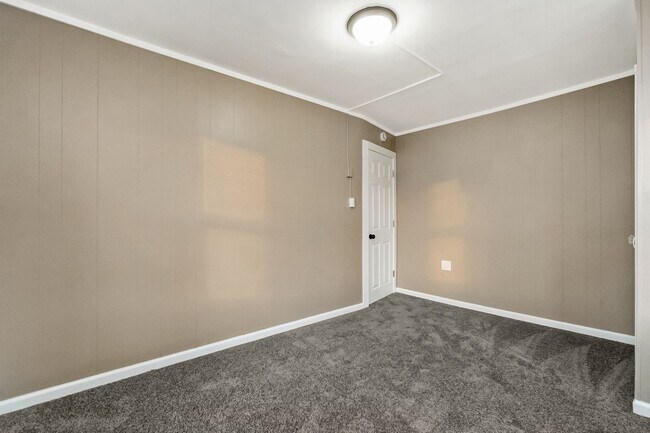 Building Photo - Spacious 3-Bed + Office Home in Slatington — Fresh Floors & Flexible Layout
