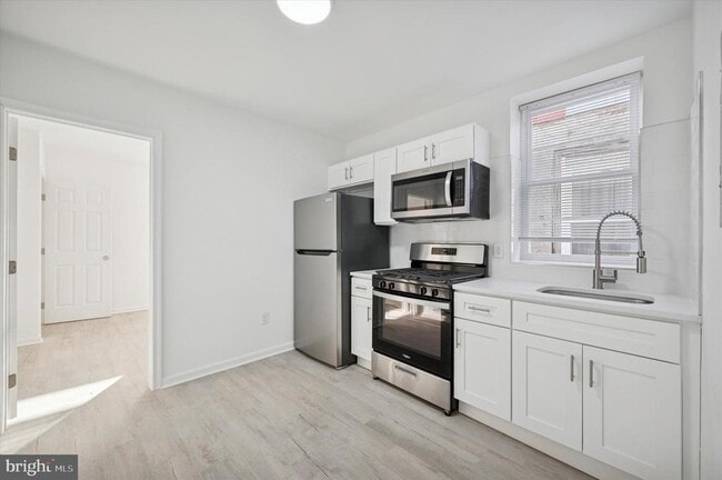 Building Photo - 1418 W Erie Ave