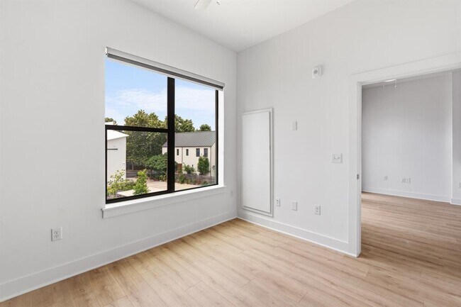 Building Photo - 3900 Berkman Dr