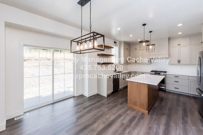 Building Photo - Gorgeous 3 br 2 bath home in Hyde Park! Ha...