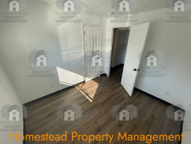 Building Photo - 595