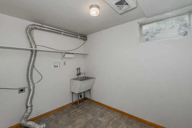 Building Photo - 6506 E Evergreen Blvd