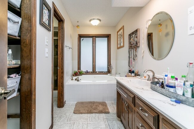 Building Photo - 5 Bed 3 Bath Home