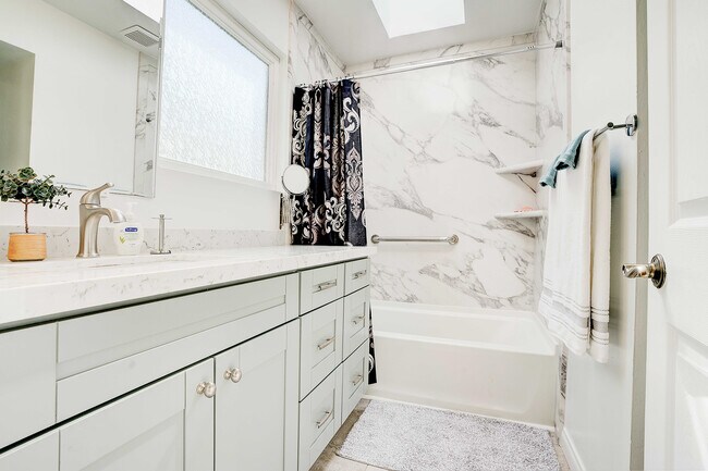 Building Photo - 832 13th St