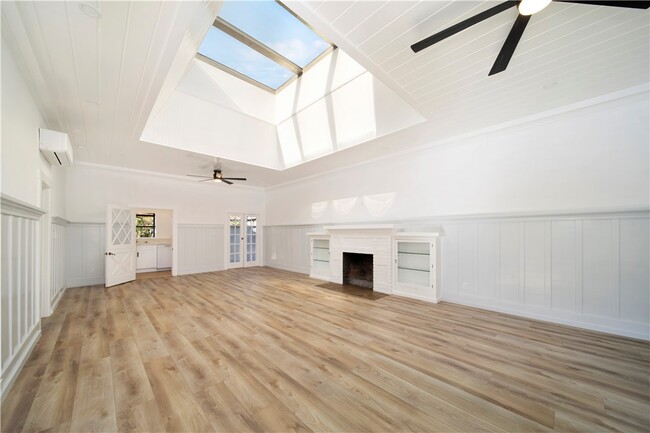 Building Photo - 1175 Glenneyre St