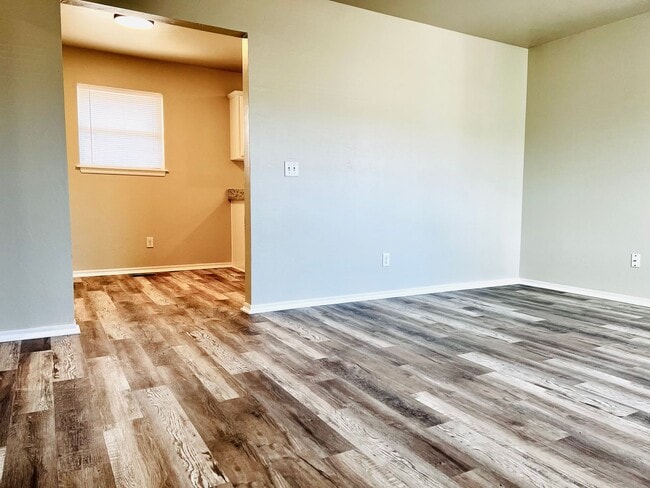 Building Photo - Move-In Special: Updated 2BD 1BA Duplex in...