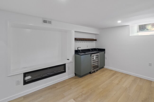 Building Photo - 105 S Poppleton St