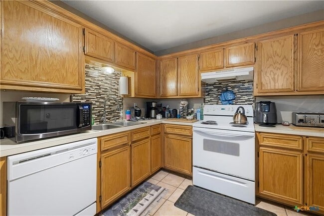 Building Photo - 3210 Raven Dr