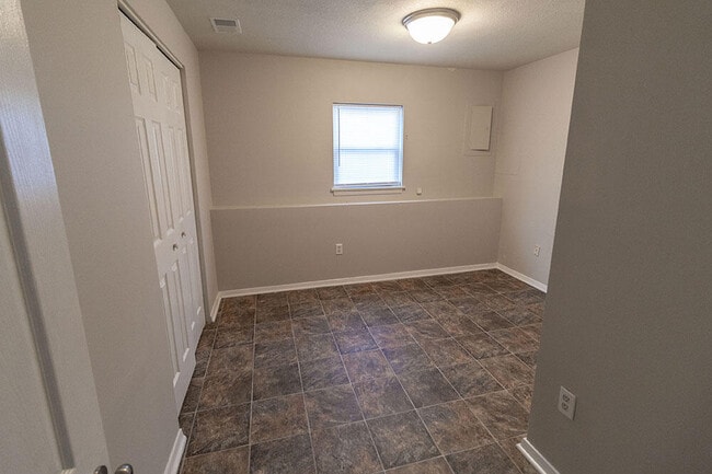 Building Photo - 1011 W Ash St