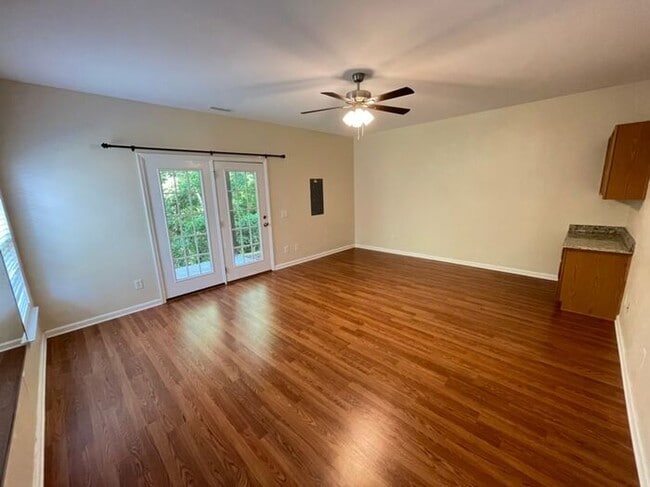 Building Photo - Beautiful 3 Bedroom End-Unit Townhouse
