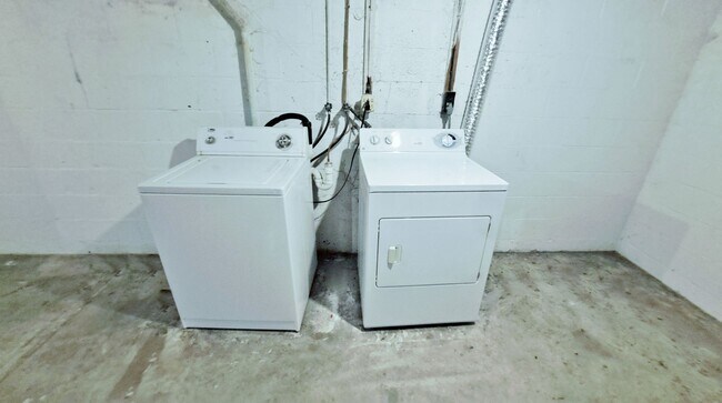 Building Photo - 400-404 Moul Avenue