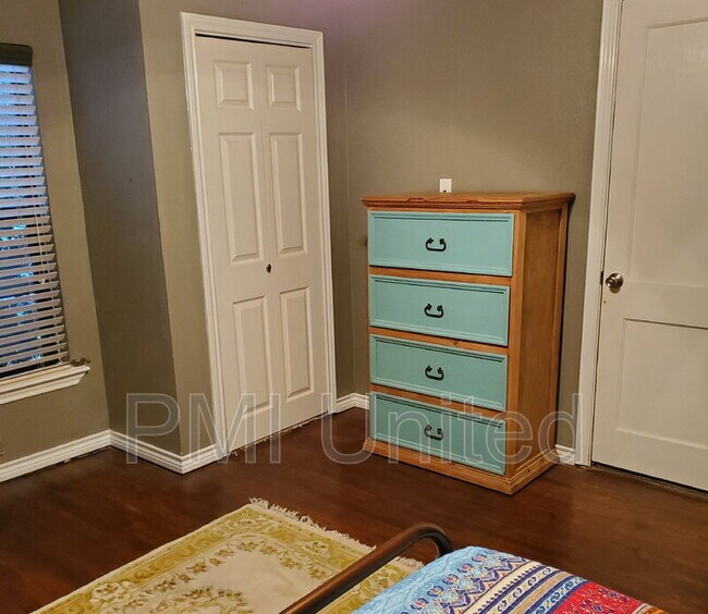 Building Photo - 509 Bryan St