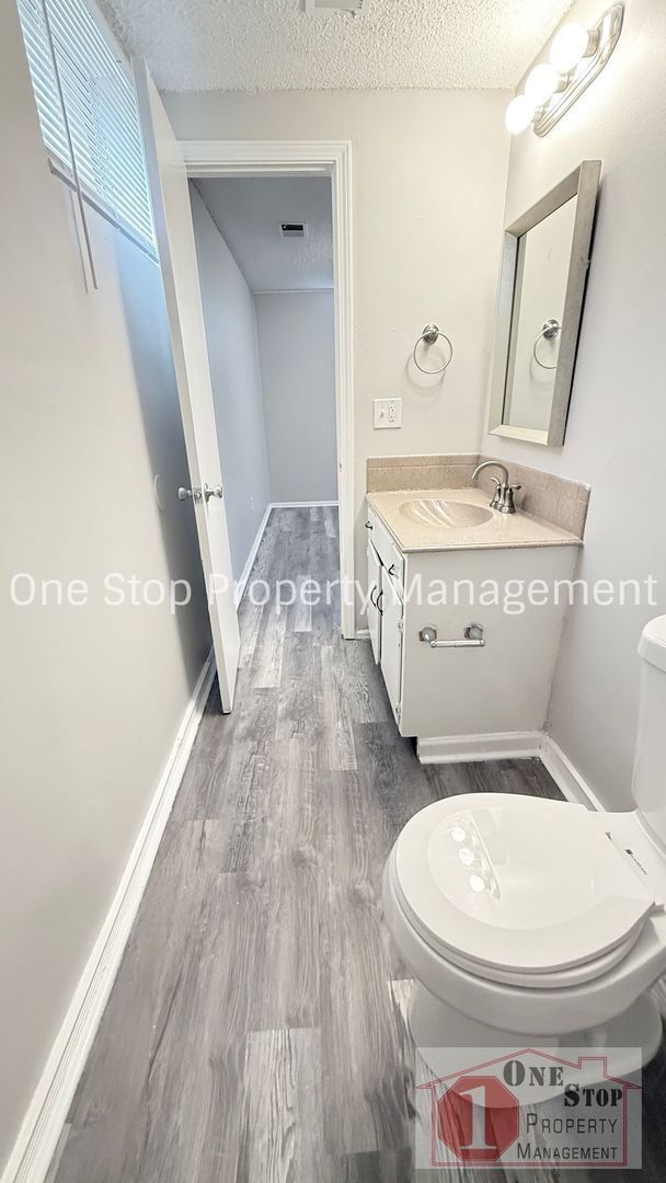 Building Photo - Beautiful 3 Bedroom 2 Bathroom Home in Blu...