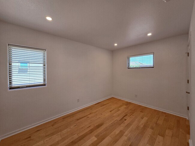 Building Photo - 1708 Cam Peralta