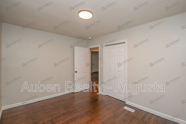 Building Photo - 109 Vanderbilt Cir