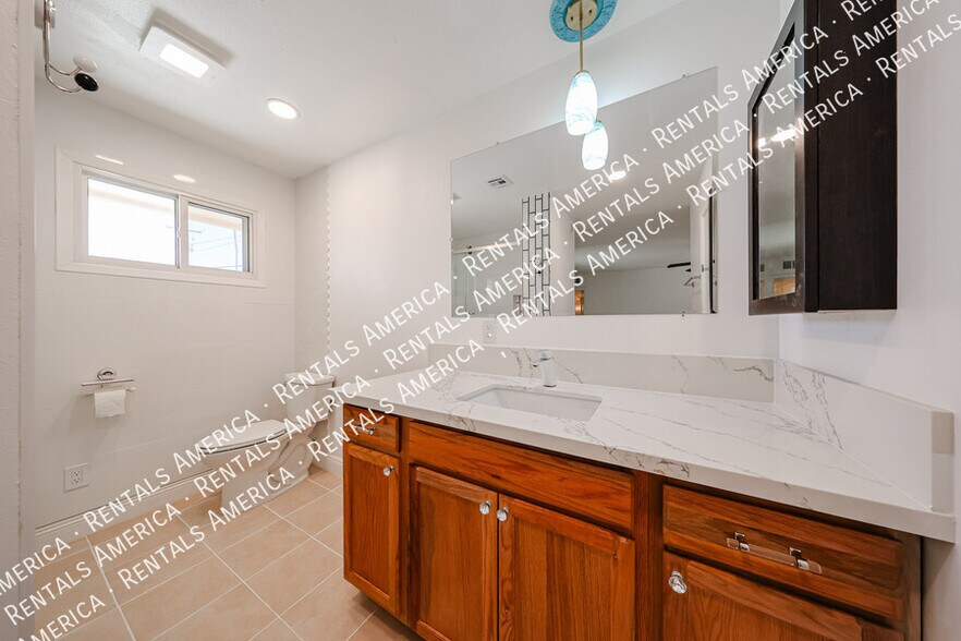 Building Photo - 935 E Wesleyan Dr