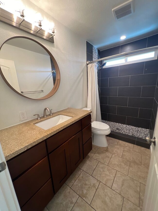 Building Photo - Stunningly Upgraded 3 Bed/2.5 Bath Home